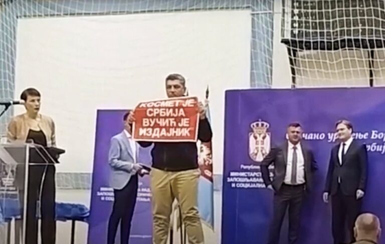 Veteran pozvan u policiju jer je raširio transparent protiv Vučića