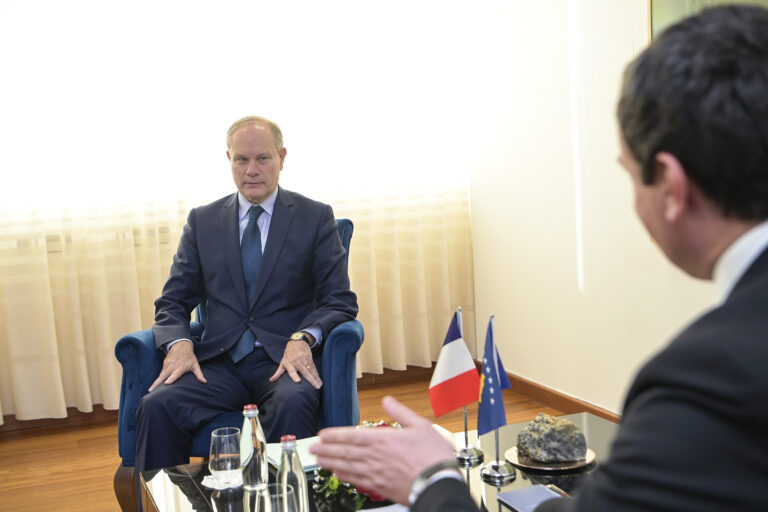 Kurti sa Trokazom: Srbija ima 48 „operativnih baza“ u blizini „granice“ sa Kosovom