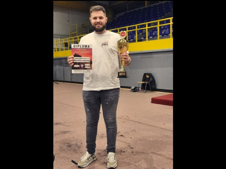 Luka Mitrović iz Kosovske Mitrovice osvojio tri medalje i pehar na Otvorenom šampionatu frizera Srbije