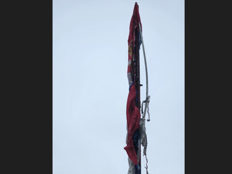 Kancelarija za KiM: Na spomeniku ubijenim Srbima u Orahovcu spaljena trobojka