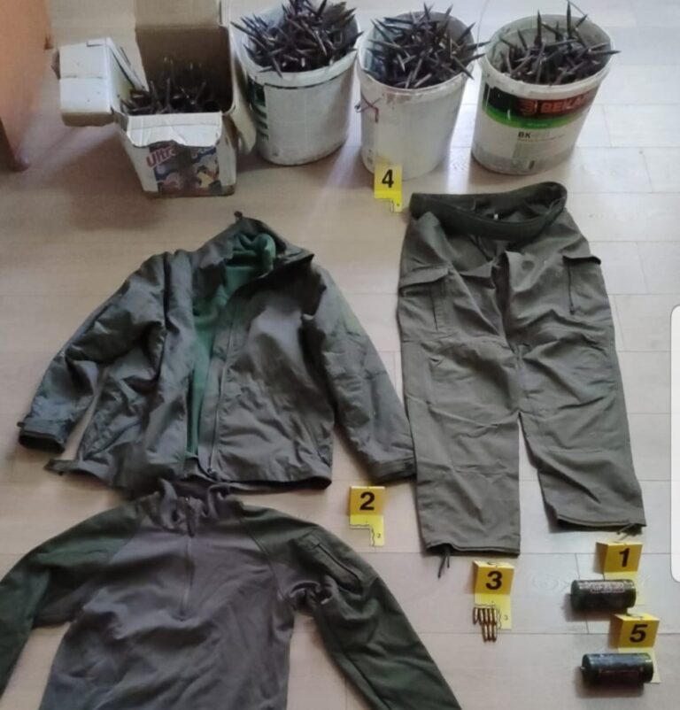 U severnom delu Mitrovice policija zaplenila municiju, dimne bombe, uniforme…