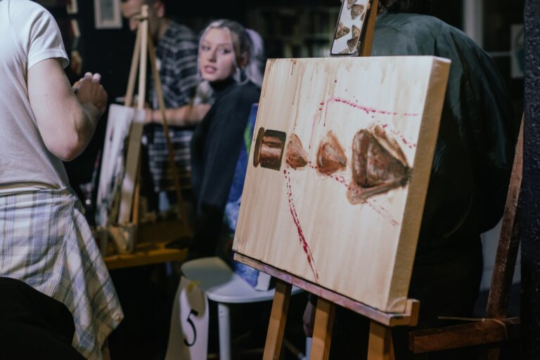 Likovnim okršajima protiv jeftine zabave i šunda