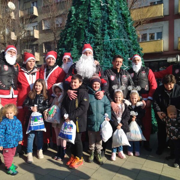 Moto klub „Gazimestan“ podelio paketiće mališanima u Mitrovici