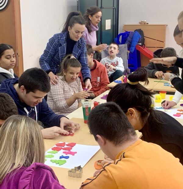 Polaznici škole „Kosovski božur“ kroz radionice do praznične atmosfere