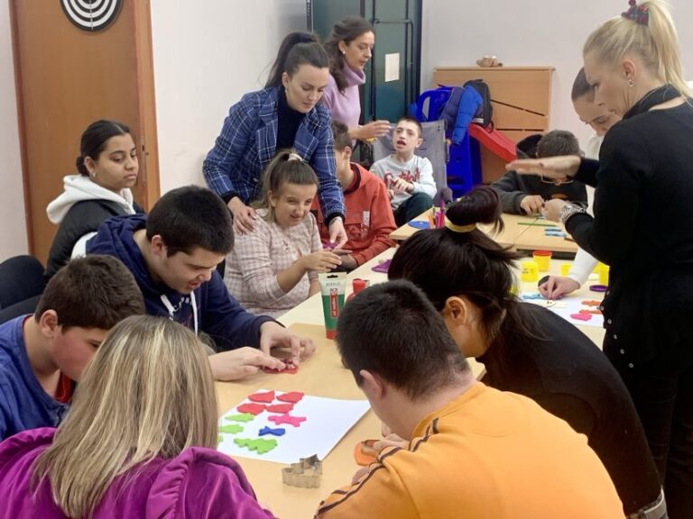 Polaznici škole „Kosovski božur“ kroz radionice do praznične atmosfere