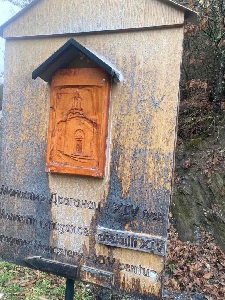 Na znaku ka manastiru Draganac osvanuo natpis „UÇK“