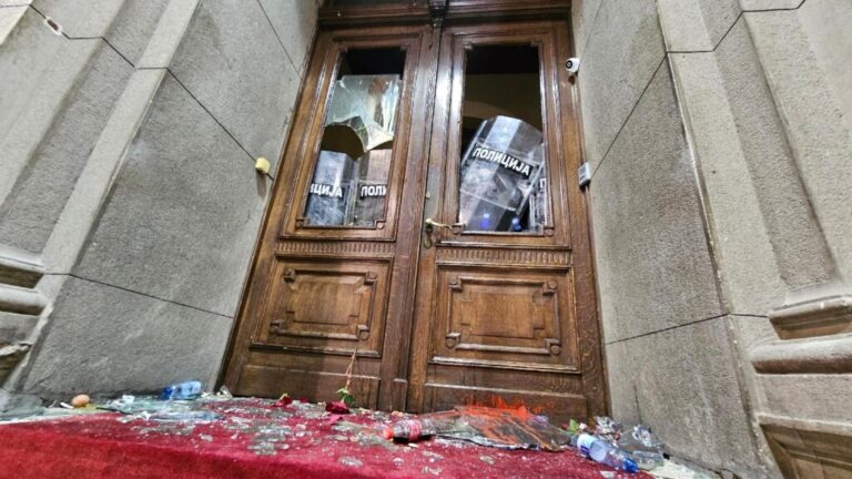 Sedmi protest, građani ispred gradske skupštine: Bačen suzavac,&hellip;