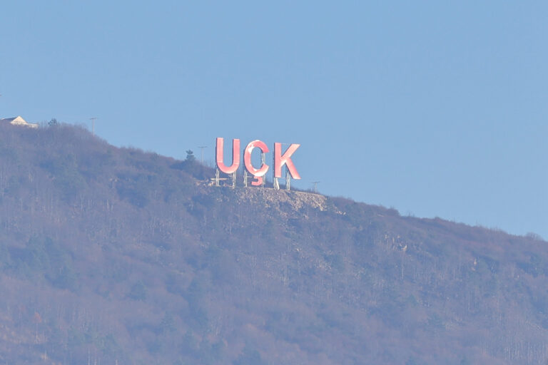 Provereno na zahtev čitalaca: Na Crnuši jeste postavljen znak „UĆK“