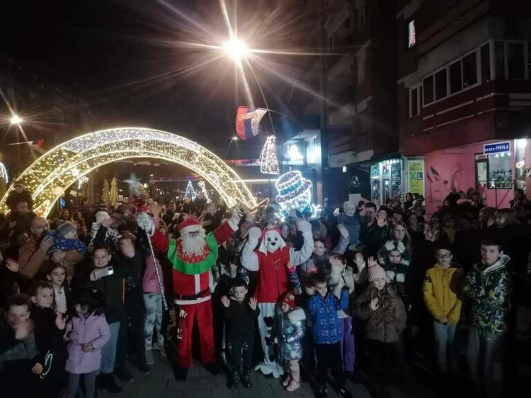 Fotografisanje sa Deda Mrazom i Maršalom u subotu u Kosovskoj Mitrovici