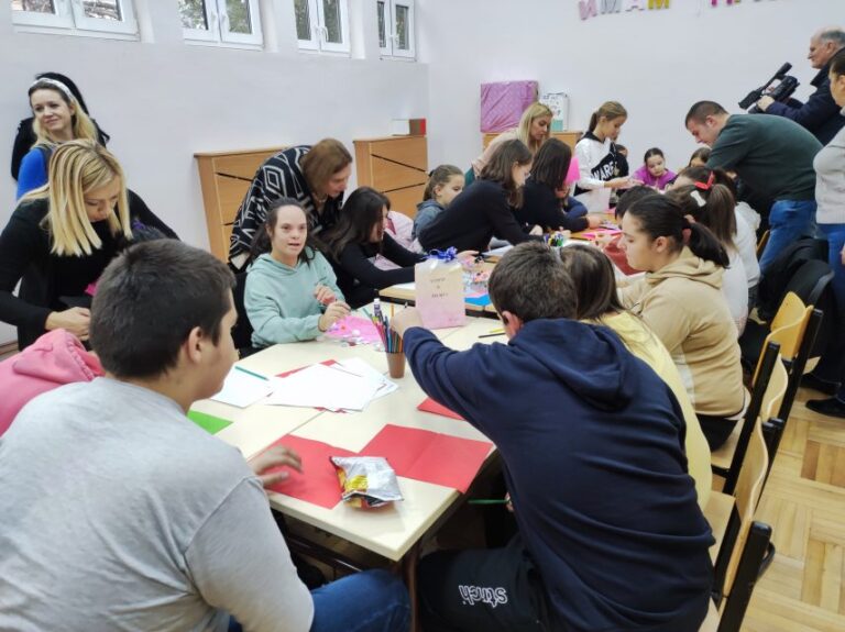 Učenici OŠ „Branko Radičević“ podelili paketiće đacima ŠOSO&hellip;