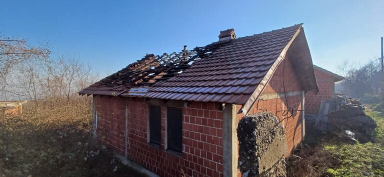 Kancelarija za KiM o požaru u povratničkoj kući u Belom Polju: Postoji sumnja da je podmetnut