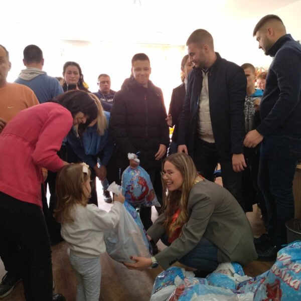 SKONUS podelio paketiće deci i mladima iz Udruženja…