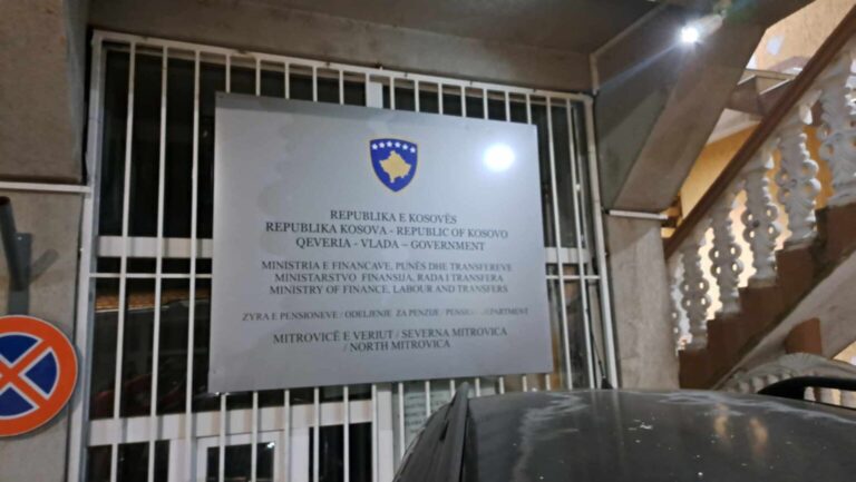 Kancelarija za KiM: Uklonjena obeležja Srbije na centrima…