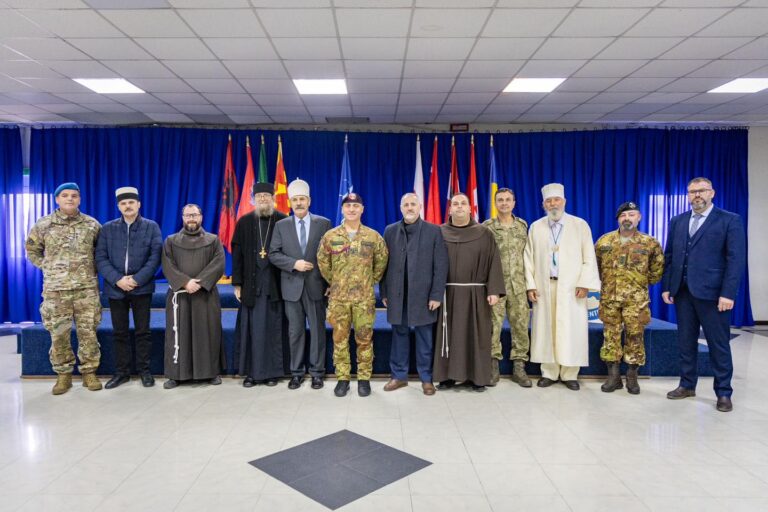 Kfor sa verskim liderima u kampu Vijađo Italija