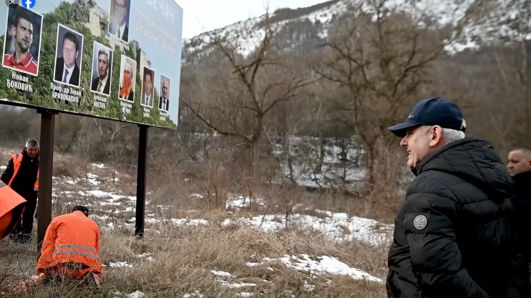 Uklonjen bilbord sa počasnim građanima Zvečana