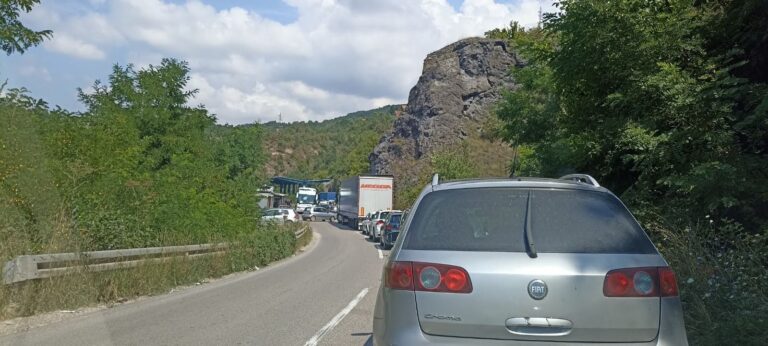 Zadržavanje na prelazu Bela Zemlja i do dva sata