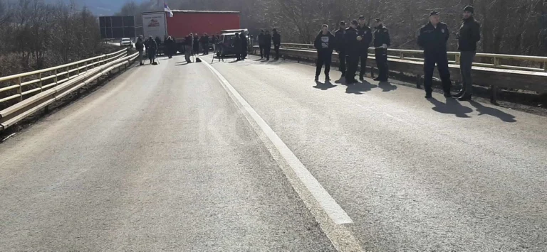 Raseljeni Srbi sa KiM blokirali Merdare