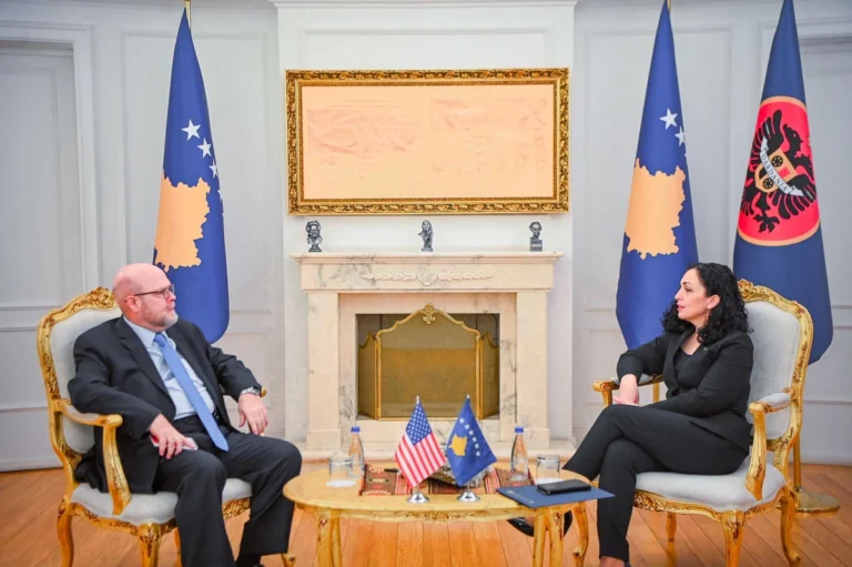 Američki ambasador i predsednica Kosova o dinaru