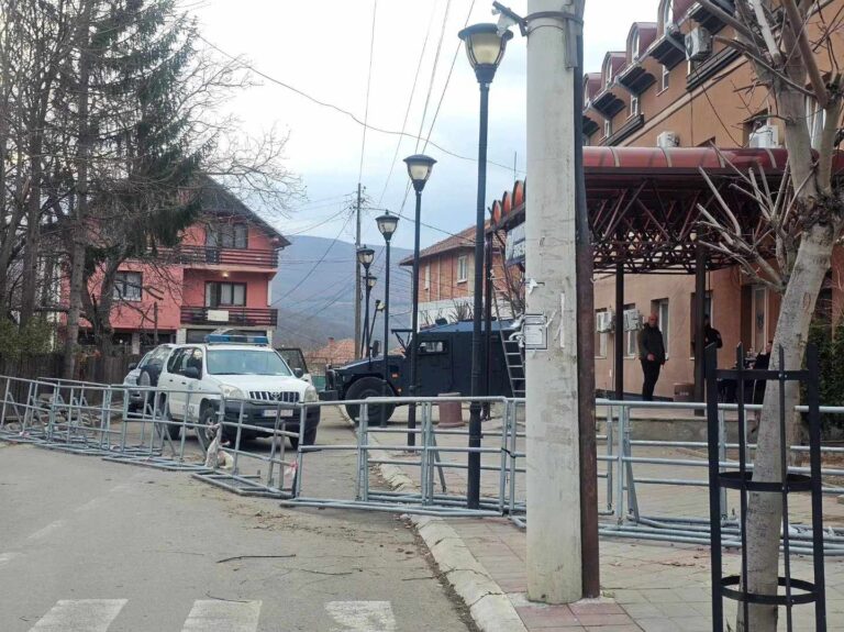 Nakon povlačenja KFOR-a, ispred zgrade Opštine Zvečan samo Kosovska policija