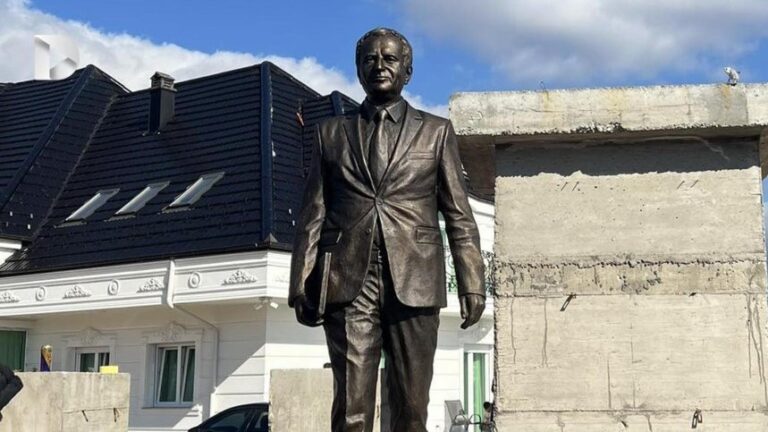 Kurtijeva statua, naslovi i Vučić – u raskoraku