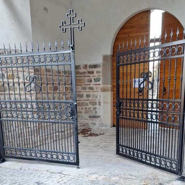 Na ulazu u manastir Banjska postavljena nova kapija