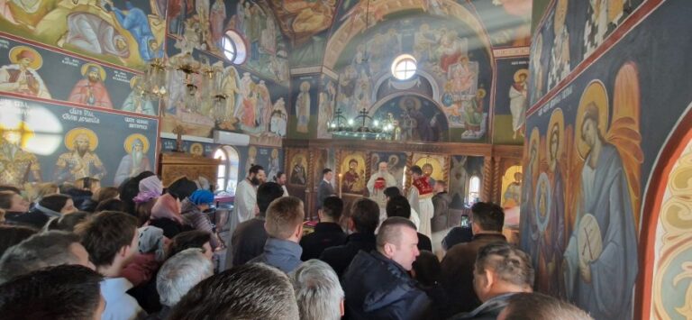 Vladika Teodosije jutros služio u Osojanu, hrabrio narod