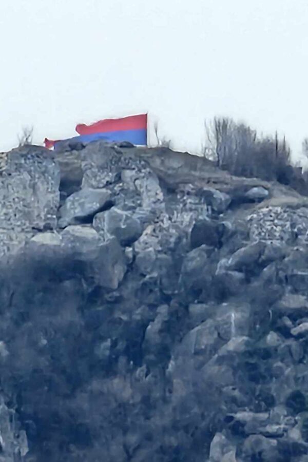 Srpska zastava i kosovski mediji