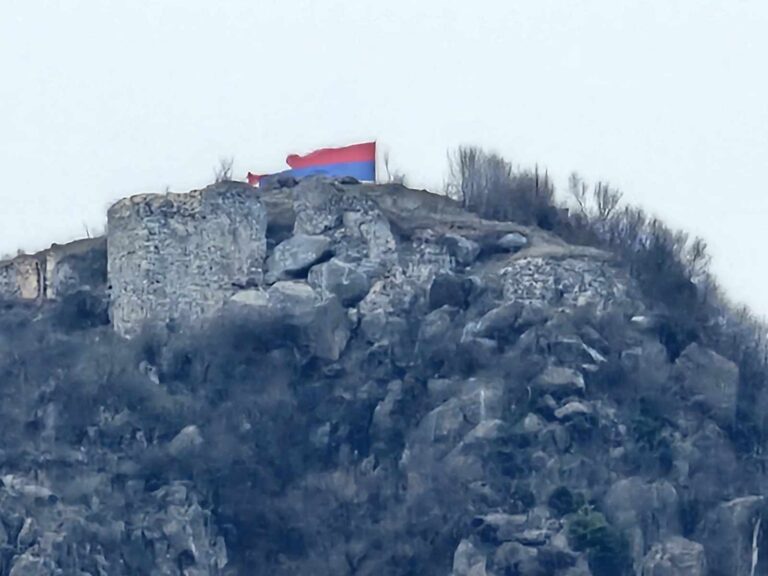Srpska zastava i kosovski mediji