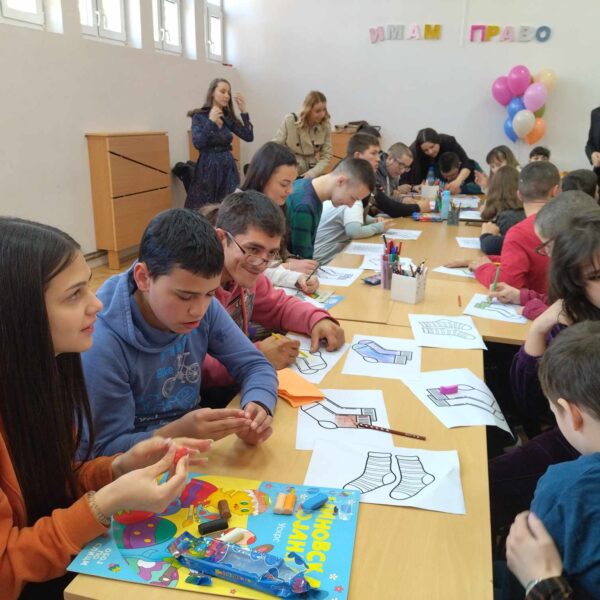 Učenici škola „Kosovski božur“ i Gimnazije obeležili Svetski…