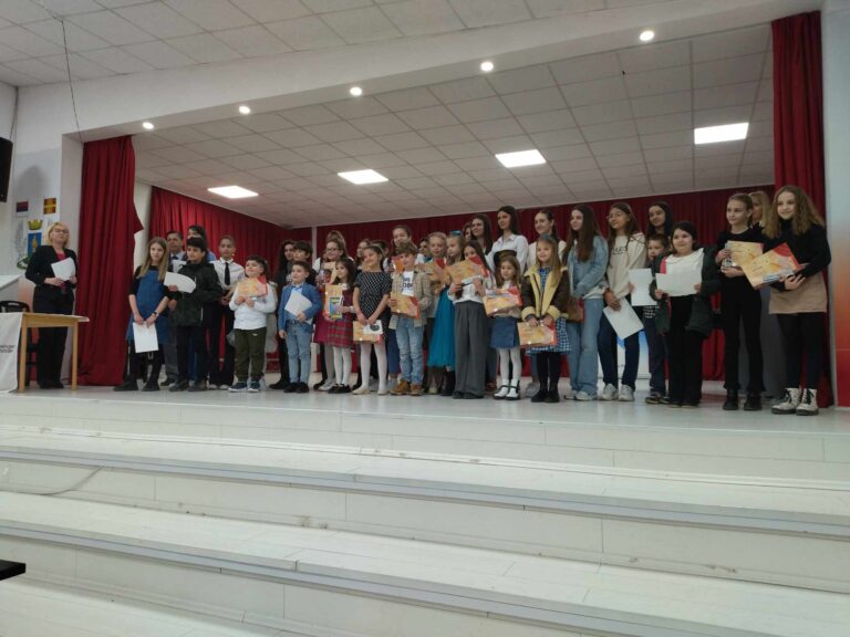 Pobednici opštinske smotre recitatora Darija Lalić, Danica Dančetović i Sara Andrić
