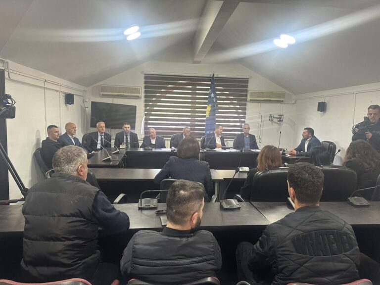 Održana prva sednica u opštinskoj zgradi u Zubinom Potoku, raspravljalo se o osposobljavanju opštinskih kancelarija za rad