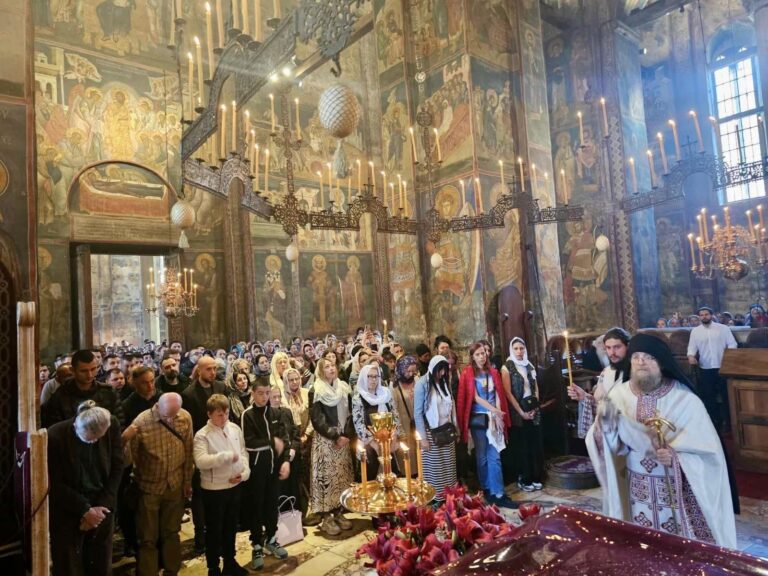 Visoki Dečani: Što je teže za našu Crkvu i narod na KiM vernici sa svih strana pritiču u sve većem broju