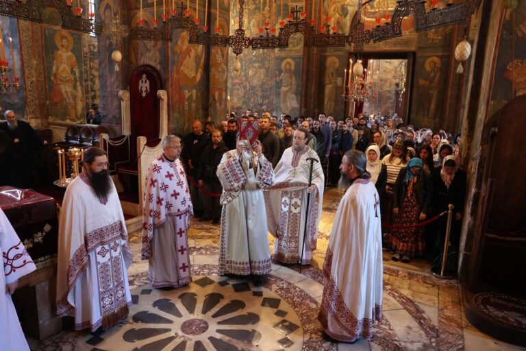 Cveti u Manastiru Visoki Dečani: Najbrojnije okupljanje vernika od početka Velikog posta