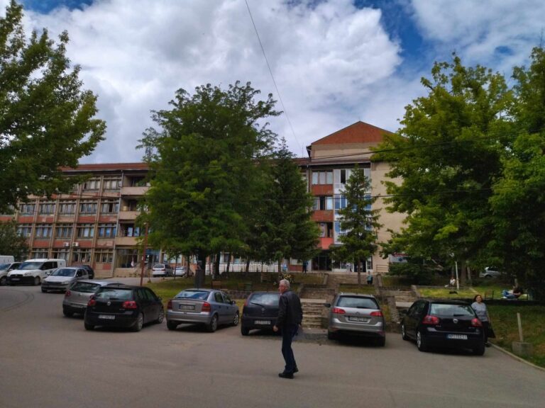 Kosovska Mitrovica: Dve osobe privedene zbog sprečavanja policijskih službenika u vršenju dužnosti