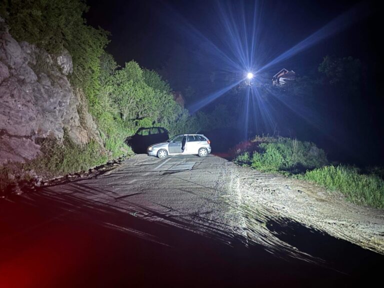 Blokirao put vozilima Kfora i policije