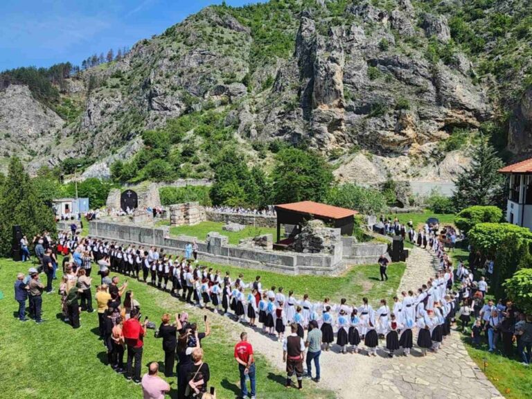 Smotrom folklora počele Vidovdanske svečanosti; Iguman Mihailo: Dobrodošli&hellip;