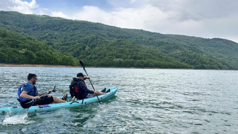 Svečlja na jezeru Gazivode sa kosovskim kajakašima