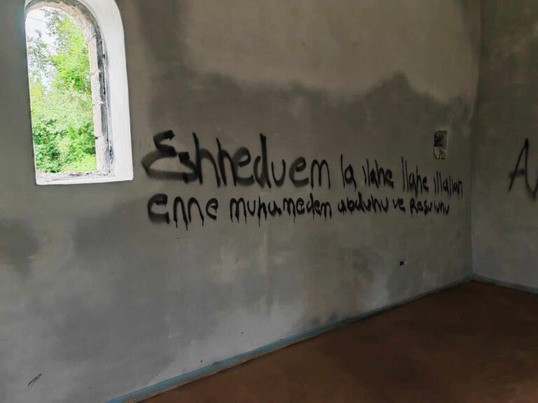 Grafiti verske mržnje na crkvi Sv. Trojice kod Peći