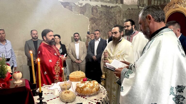 Srbi proslavili letnjeg Svetog Nikolu u Prištini – ništa nije izgubljeno dok se čuju srpski jezik i crkveno zvono