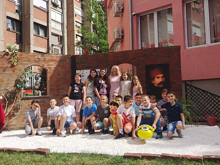 Malo čudo prirode u centru grada: OŠ „Sveti Sava“ u Kosovskoj Mitrovici dobila učionicu u prirodi