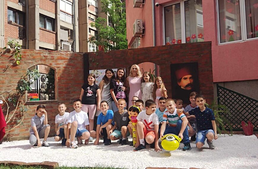 Malo čudo prirode u centru grada: OŠ „Sveti Sava“ u Kosovskoj Mitrovici dobila učionicu u prirodi