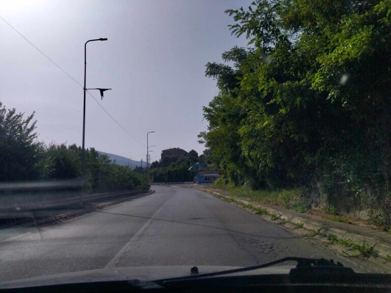 Muškarac skuterom udario u zid na ulazu u Severnu Mitrovicu, prebačen u bolnicu