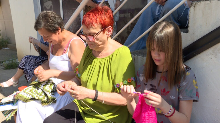 Nitima povezane: Svetski dan pletenja okupio sve generacije u Kosovskoj Mitrovici