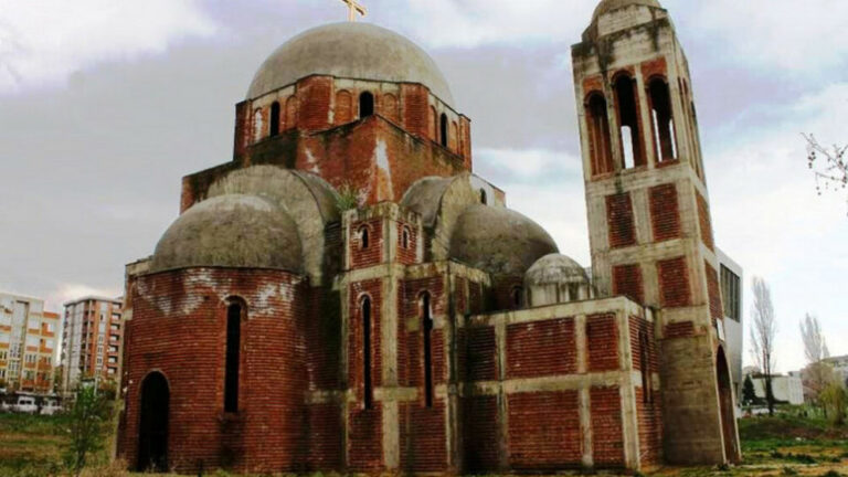 Srbi na Spasovdan nisu mogli na liturgiju u novosagrađeni hram u centru Prištine