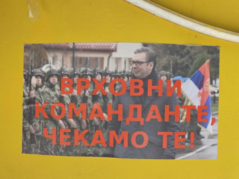 Severni deo Mitrovice osvanuo s plakatima posvećenim Vučiću
