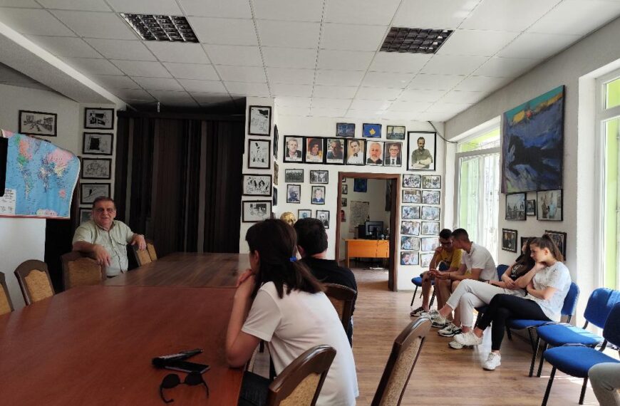 Studijska poseta omladine mitrovičkim medijima: Novinarstvo razvija osećaj konkretne društvene korisnosti