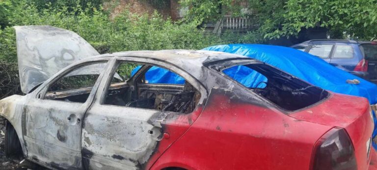 Izgorela dva automobila u Kosovskoj Mitrovici