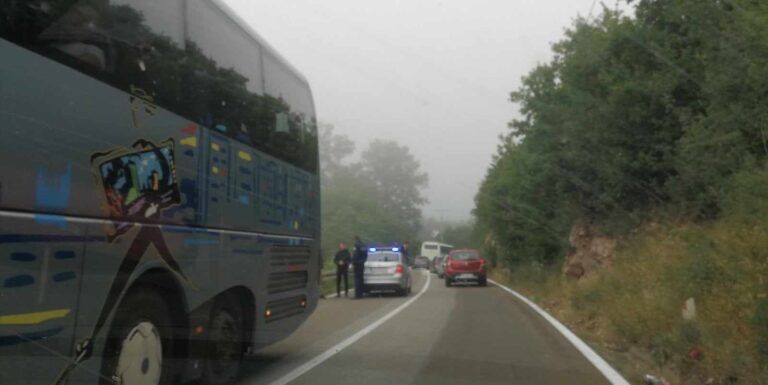 Leposavić: Sudar automobila i autobusa, pričinjena manja materijalna šteta
