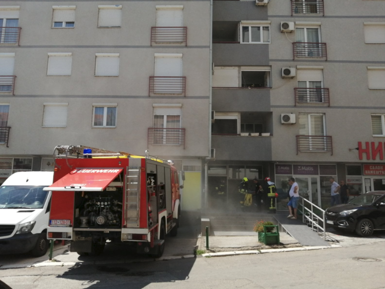 Požar u stanu u zgradi Nina nameštaja, situacija pod kontrolom