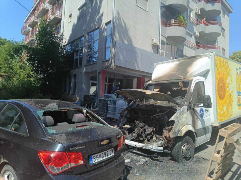 Snažne detonacije u Mitrovici: Oštećena dva kamiona i automobil